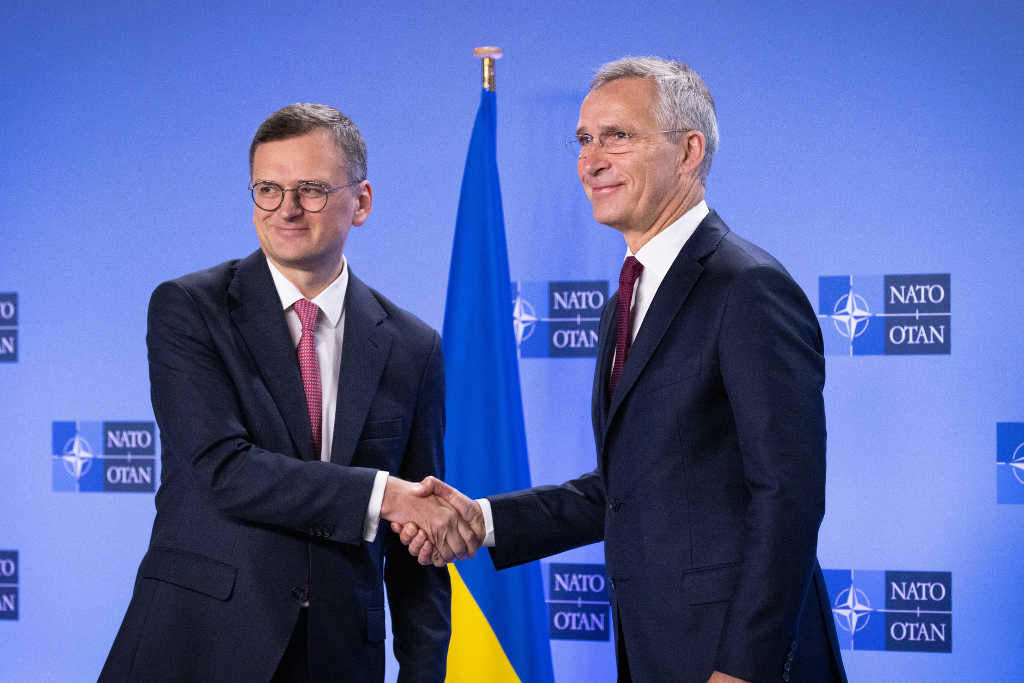 Kuleba, titular ucraíno de Exteriores, co líder da OTAN, Stoltenberg, hoxe. (Foto: NATO / DPA)