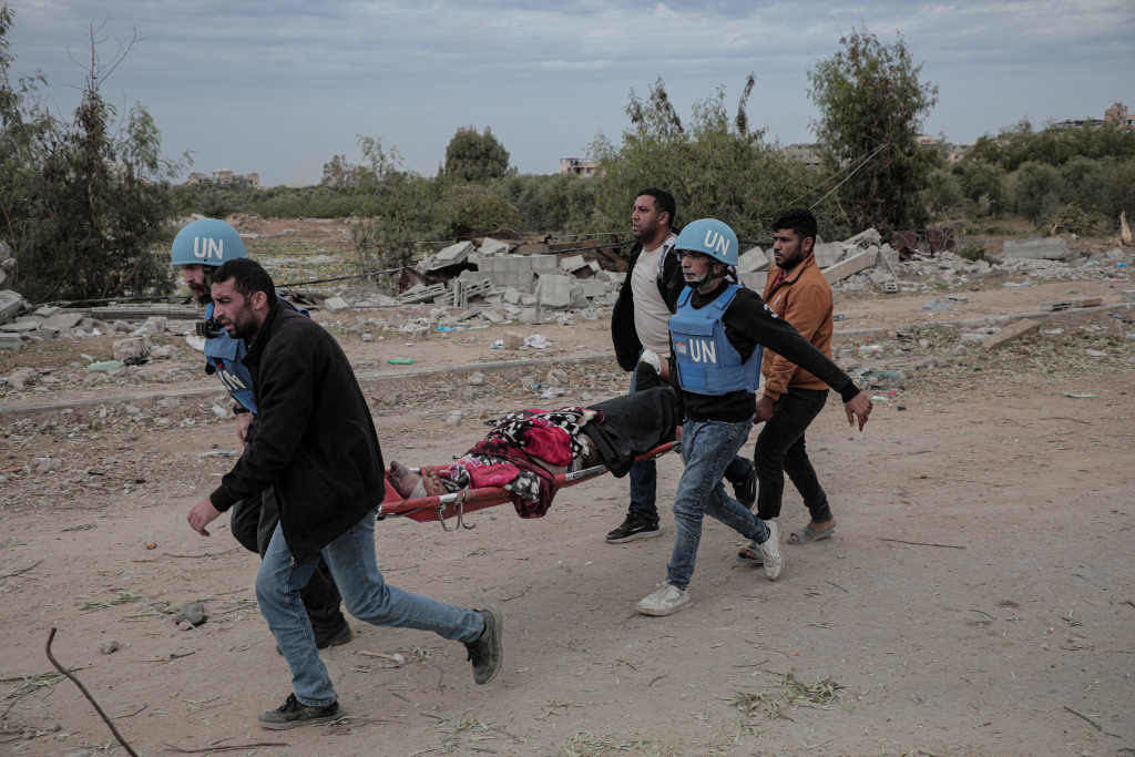 Evacuación dunha persoa ferida no norte de Gaza o pasado sábado. (Foto: Adel Al Hwajre / Zuma Press)