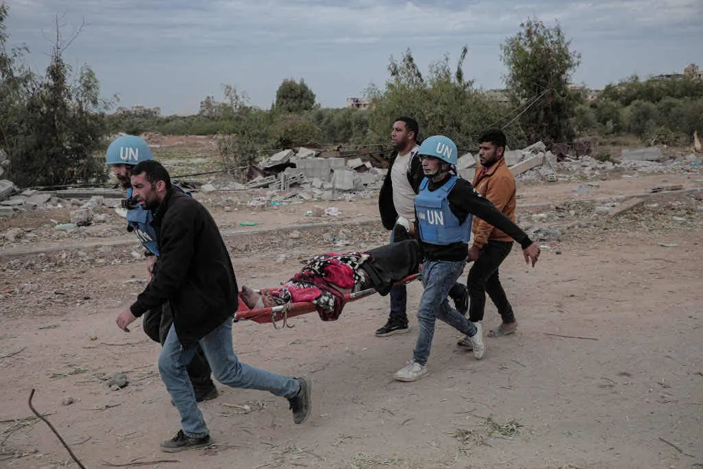 Evacuaci&oacute;n dunha persoa ferida no norte de Gaza o pasado s&aacute;bado. (Foto: Adel Al Hwajre / Zuma Press)