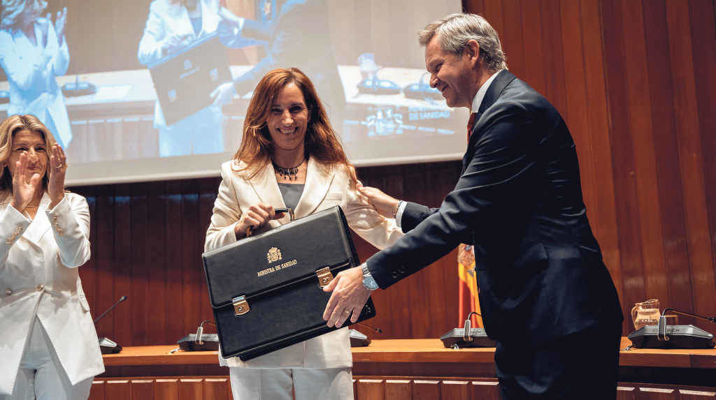 Yolanda Díaz e Mónica García, que colleu de mans do ex ministro José Miñóns a carteira de Sanidade o pasado 21 de novembro (Foto: Gabriel Luengas / Europa Press).