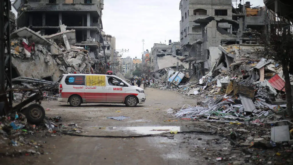 EuropaPress_5608581_29_november_2023_palestinian_territories_beit_lahia_an_ambulance_drives