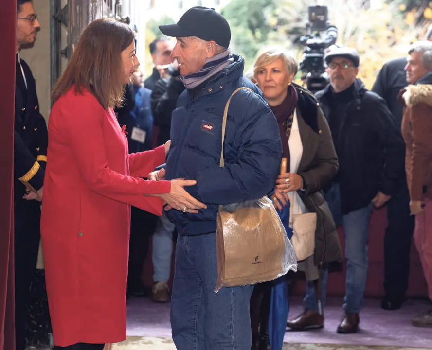 La presidenta del Congreso, Francina Armengol, saluda al primer hombre que ha entrado al Congreso durante la Jornada de Puertas Abiertas en el Congreso de los Diputados, a 1 de diciembre de 2023, en Madrid (Espa&ntilde;a). Las jornadas de Puertas Abiertas en el Congreso de los Diputados se organizan desde 1997 en el marco de los actos de conmemoraci&oacute;n del D&iacute;a de la Constituci&oacute;n, el 6 de diciembre con el fin de permitir a los ciudadanos realizar un recorrido por las estancias m&aacute;s representativas. Este a&ntilde;o se celebra la 26&ordm; edici&oacute;n de las Jornadas, en la que los asistentes podr&aacute;n conocer el Palacio de la Carrera de San Jer&oacute;nimo durante hoy y ma&ntilde;ana, 2 de diciembre, en horario ininterrumpido de 09:30 a 19:00 horas.
01 DICIEMBRE 2023;CONGRESO;PUERTAS ABIERTAS
Eduardo Parra / Europa Press
01/12/2023