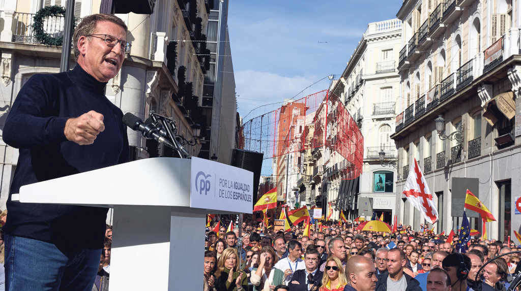 Alberto Núñez Feixoo intervindo durante a manifestación contra a amnistía en Madrid o pasado 12 de novembro (Foto Jesús Hellín / Europa Press).