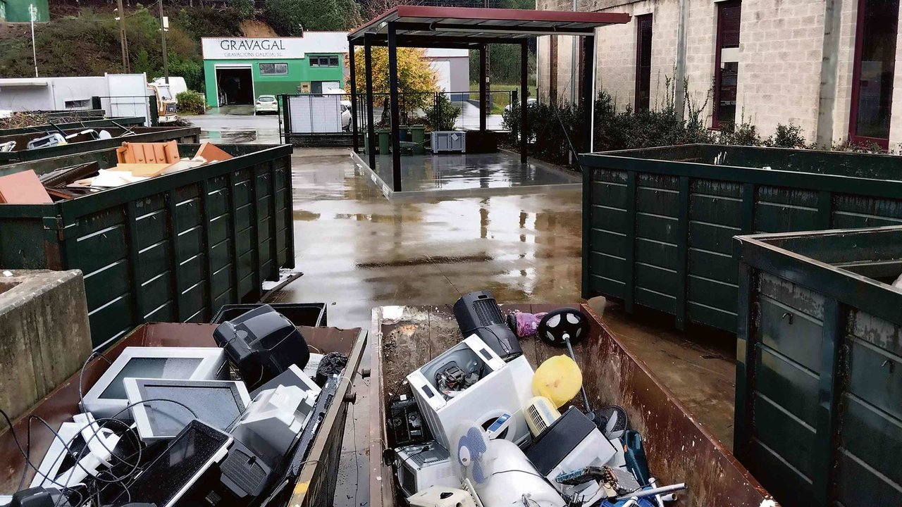 Diferentes tipos de residuos almacenados no punto limpo do municipio de Noia (Foto: Ricardo Suárez).