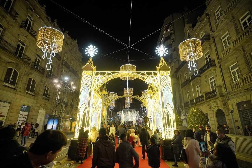 Decenas de persoas asisten, o 24 de novembro de 2023, en Vigo ao inicio do alumeado de Nadal. (Foto: Javier Vázquez / Europa Press)