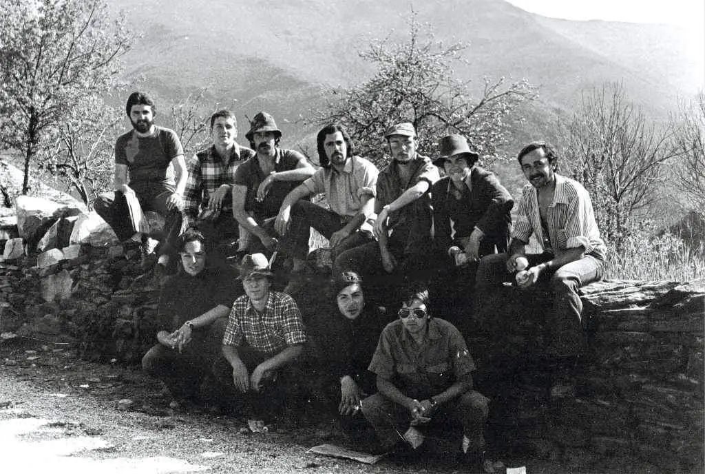 GOG no Courel, en 1973, xusto diante da Casa Pombo, onde se descubriu unha placa conmemorativa.