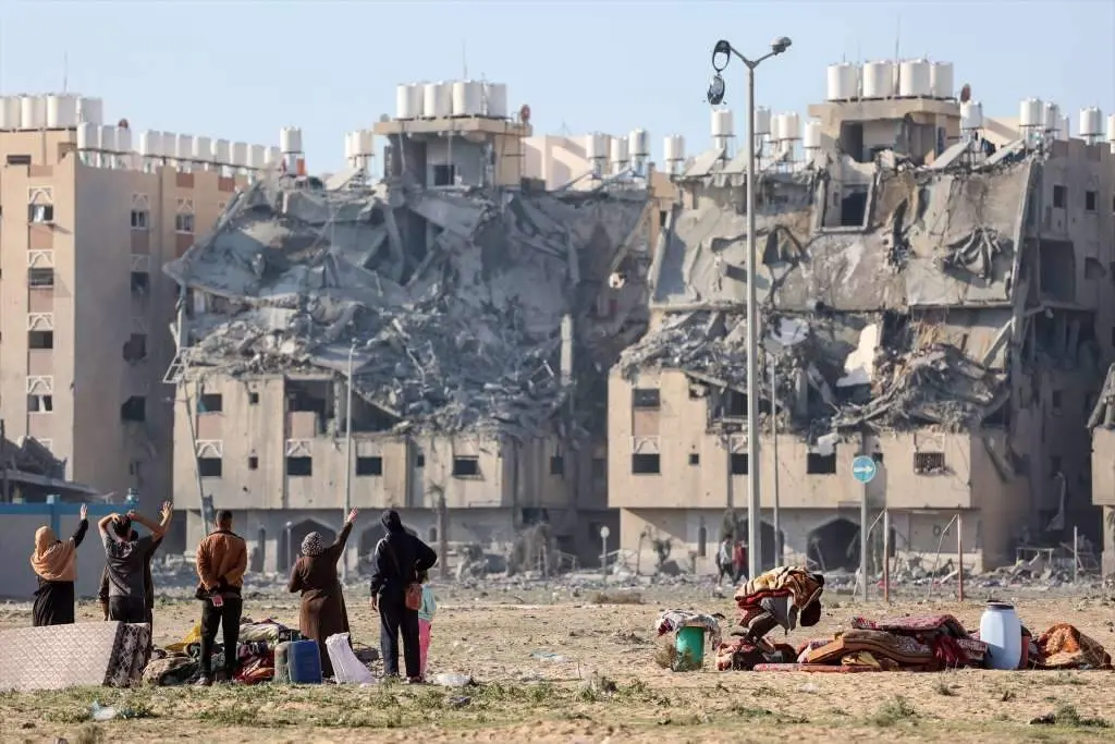 Un grupo de palestinos en Khan Yunis, no sur da Franxa de Gaza, fuxindo das s&uacute;as casas despois dun ataque israel&iacute;. (Foto: Europa Press / Ahmed Zakot)