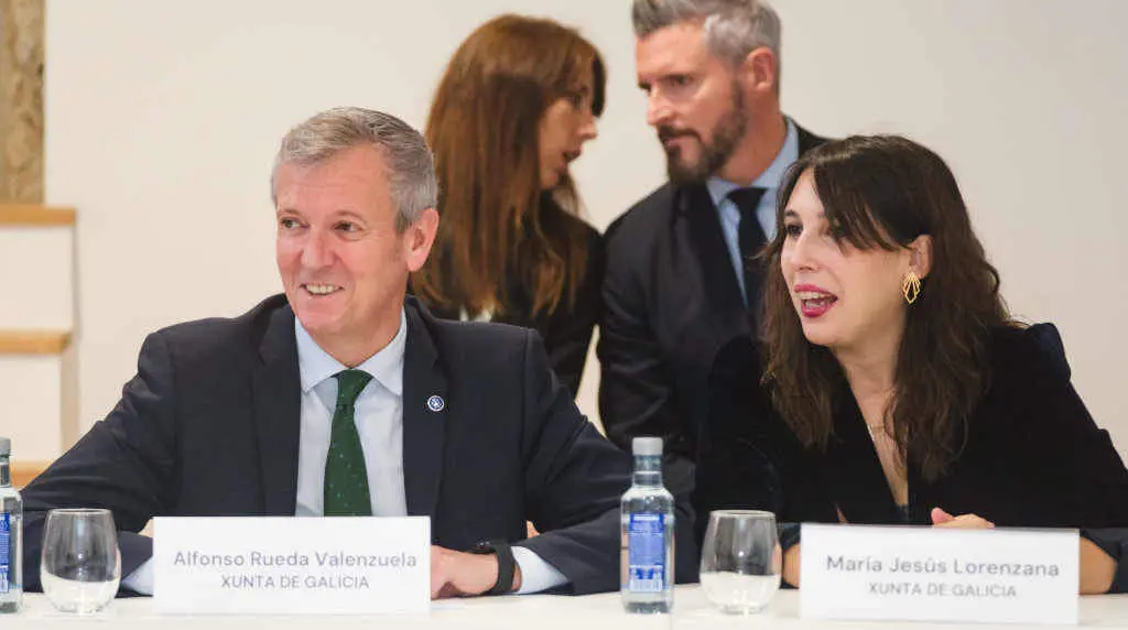 O presidente Alfonso Rueda e a conselleira Mar&iacute;a Jes&uacute;s Lourenz&aacute; reprenderon a Xustiza por sentenzas contra e&oacute;licos (Foto: Xunta da Galiza).