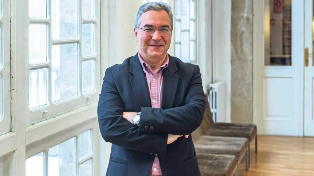 Luis Menor, presidente da Deputaci&oacute;n de Ourense nos corredores da Deputaci&oacute;n (Foto: Deputaci&oacute;n de Ourense).