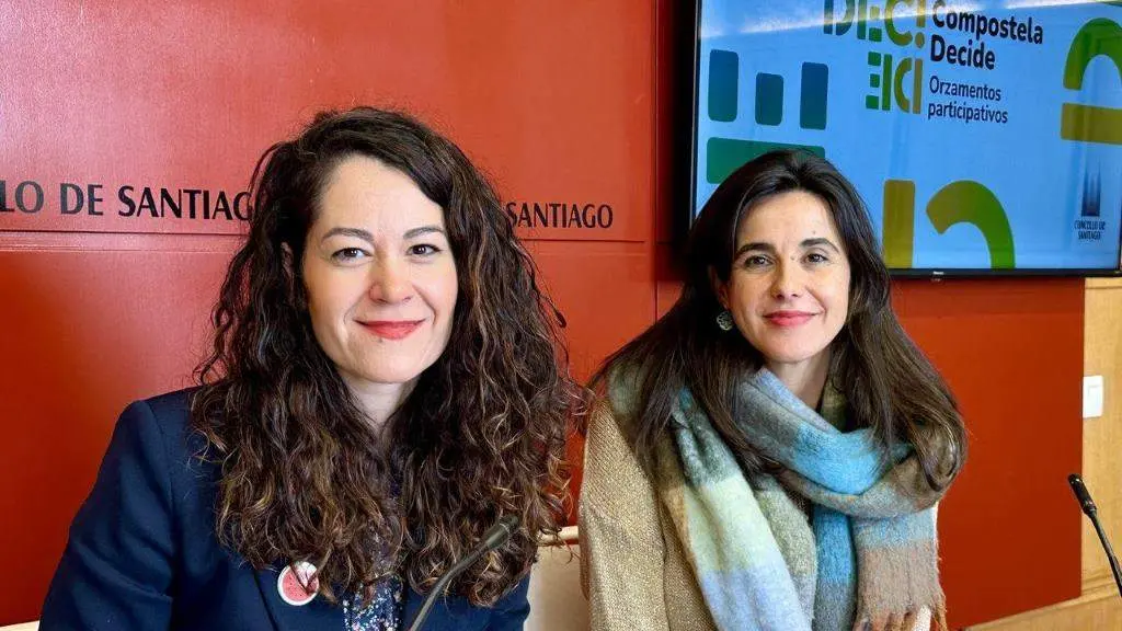 A concelleira de Xuventude de Compostela, Mar&iacute;a Rozas, e a respons&aacute;bel do departamento, Noela Vilas. (Foto: Concello de Compostela)
