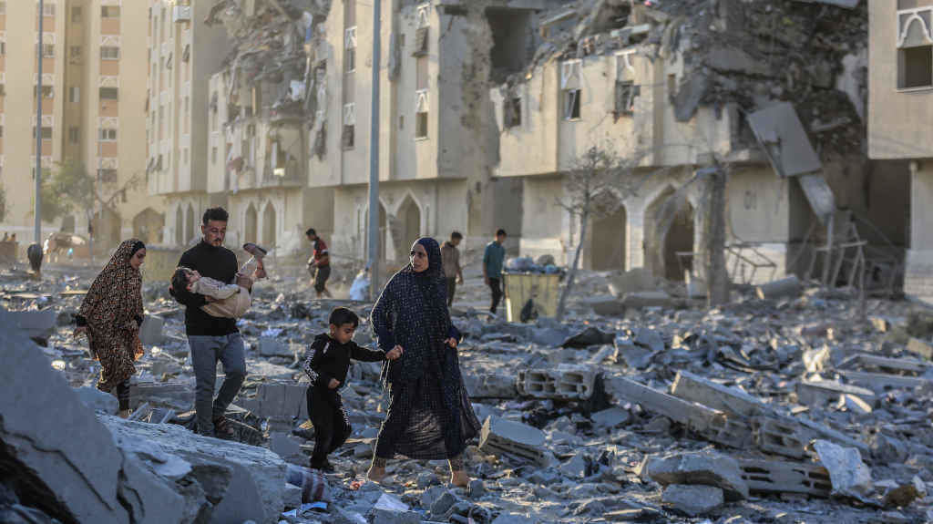 Ruínas após o bombardeo israelí en Khan Yunis, no sur da Faixa de Gaza, o sábado (Foto: Mohammed Talatene / dpa).