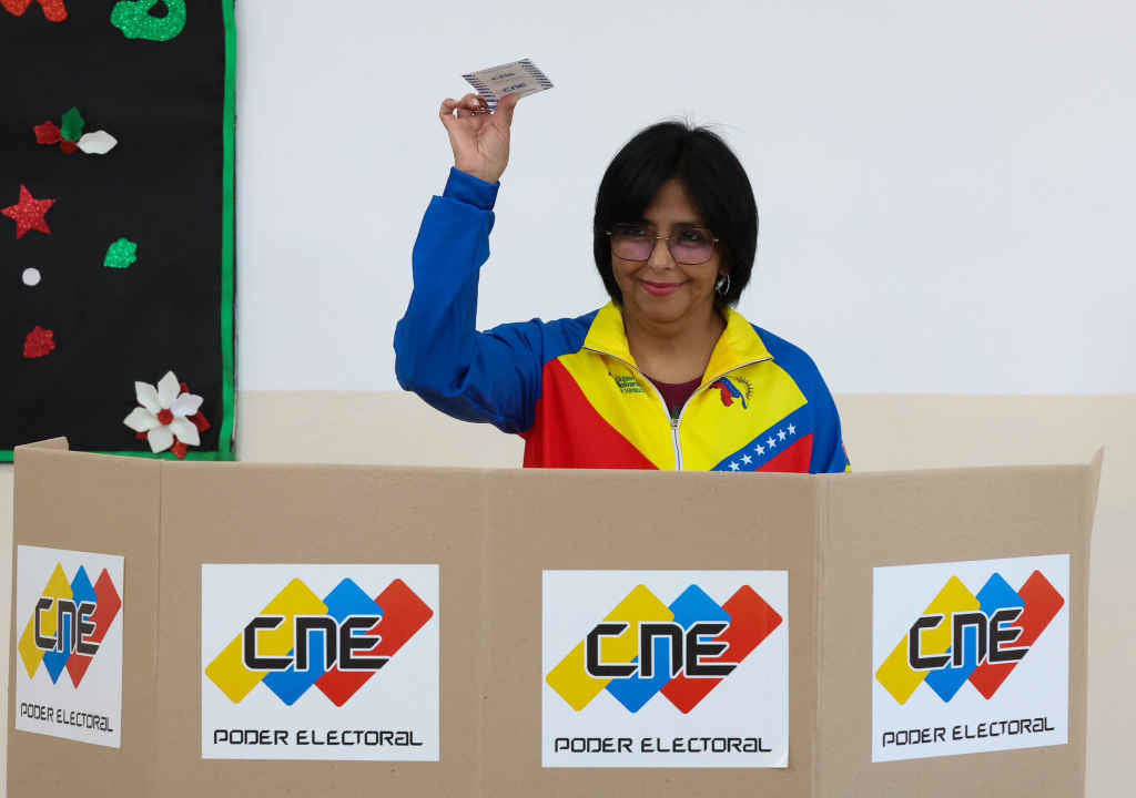 Delcy Rodríguez, vicepresidenta venezolana, votando no referendo. (Foto: Nós Diario)
