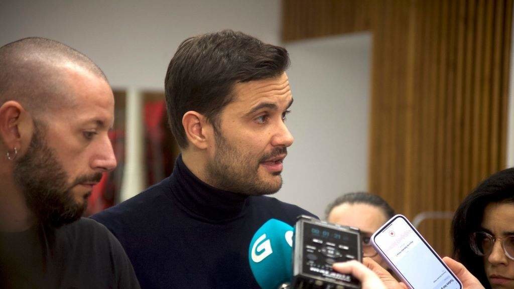 O portavoz de Sumar na Galiza, Paulo Carlos López, hoxe, atendendo aos medios de comunicación. (Foto: Europa Press)