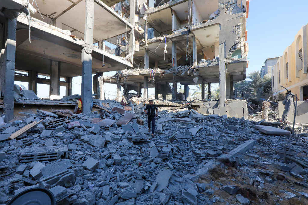 Edificio destruído en Gaza. (Foto: Naaman Omar / Europa Press / Contacto)