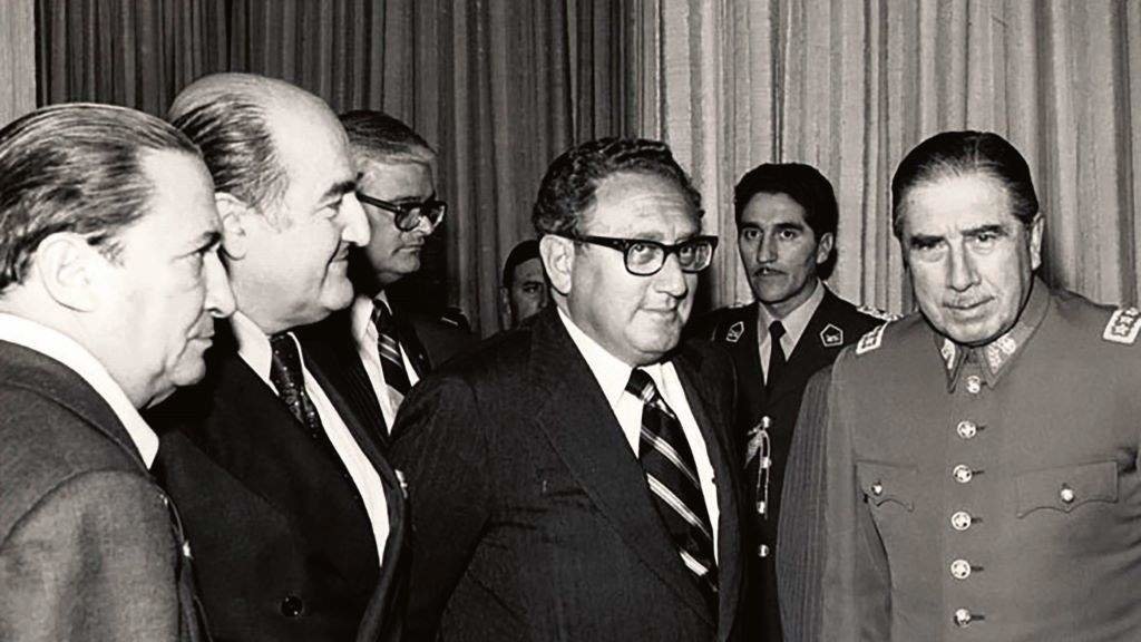 Henry Kissenger e Augusto Pinochet, de fronte, durante a entrevista que mantiveron en Chile en 1976. (Foto: Arquivo do Ministerio de Relacións Exteriores de Chile)