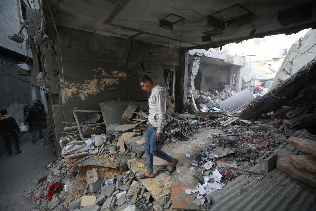 Un palestino trata de atopar as súas pertenzas o domingo nun edificio destruído polos bombardeos israelís no centro de Gaza. (Foto: Majdi Fathi / Europa Press)
