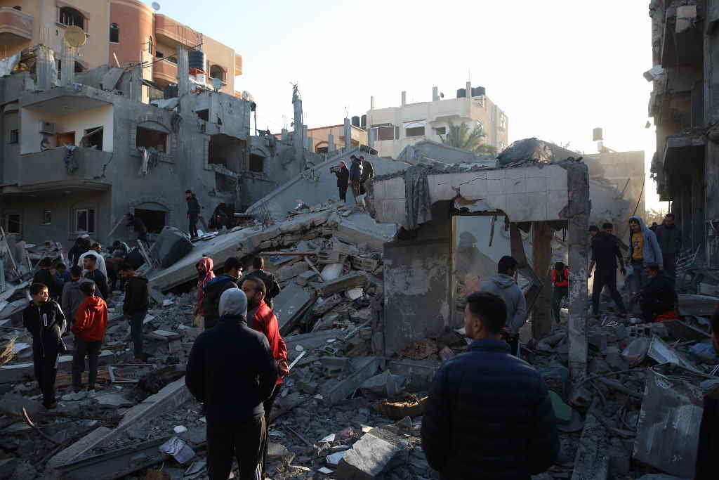 Palestinos inspeccionan os danos provocados por un bombardeo israelí onte contra o campo de refuxiados de Maghazi, no centro de Gaza. (Foto: Europa Press / Contacto / Xinhua)
