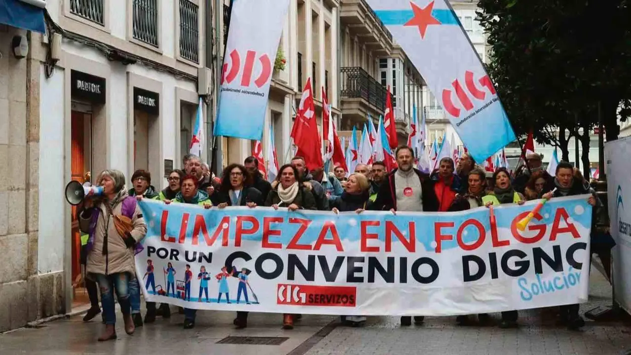 No centro, o secretario xeral da CIG, Paulo Carril, esta terza feira en Lugo (Foto: N&oacute;s Diario).