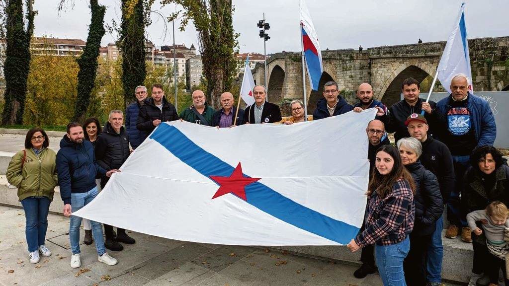 Içamento da bandeira galega em Ourense com motivo dos 105 anos da I Assembleia Nacionalista este 18 de novembro. (Foto: Vía Galega)