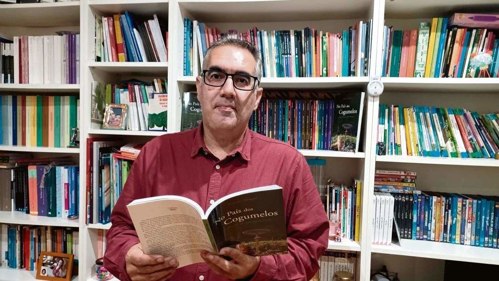 Alejandro Mínguez co seu libro 'No pais dos cogumelos'. (Foto: Nós Diario)