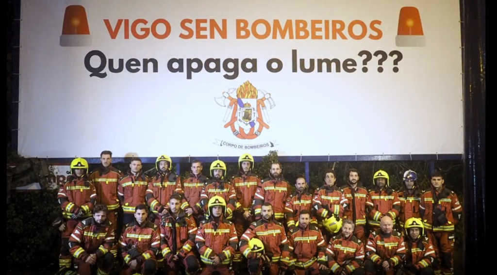 Bombeiros de Vigo ante a pancarta despregada esta cuarta feira (Foto: Europa Press).