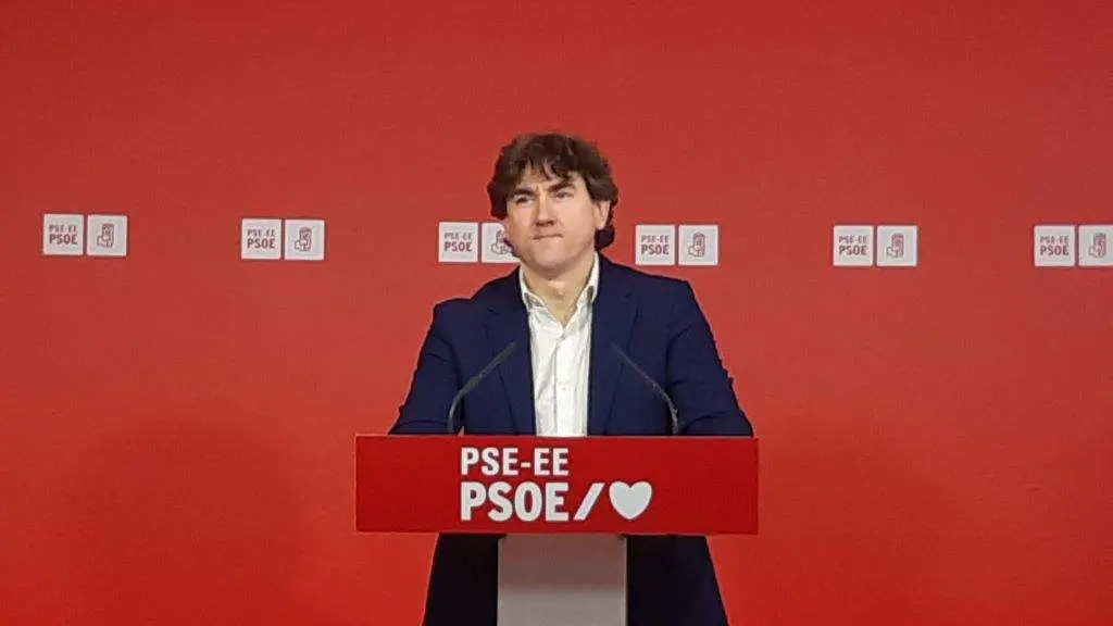 O secretario xeral do PSE-EE, Eneko Andueza, hoxe, en rolda de prensa. (Foto: Europa Press)