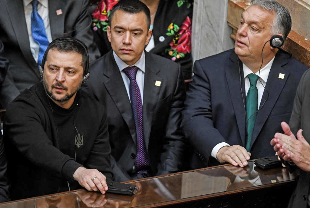 O presidente ucraíno, Volodimir Zelenski, ecuatoriano, Daniel Noboa, e húngaro, Viktor Orbán, o domingo na investidura do novo mandatario arxentino, o ultradereitista Javier Milei. (Foto: Fernando Gens / DPA)
