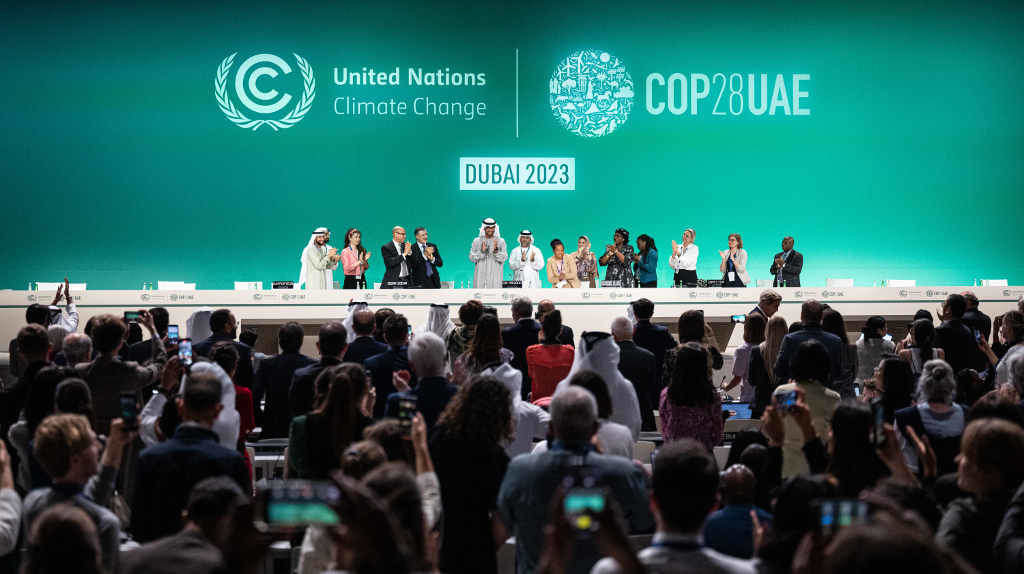 Aplausos no plenario da COP-28 tras presentarse o acordo final hoxe. (Foto: Hannes P. Albert / DPA)