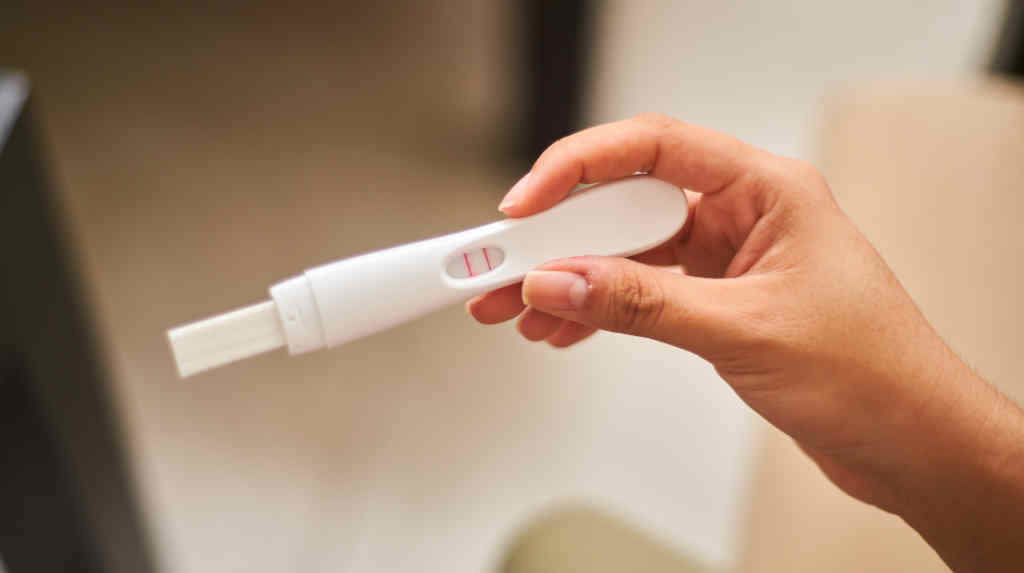 Un test de embarazo (Foto: Fabián Montaño / Europa Press).