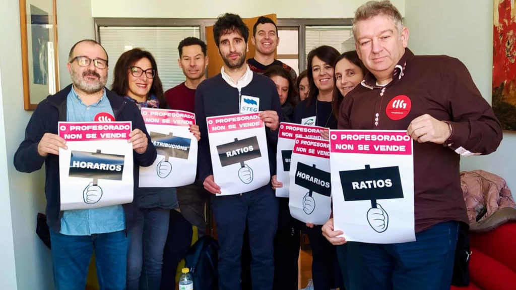 Representantes sindicais na Consellaría de Educación esta quinta feira (Foto: Nós Diario).
