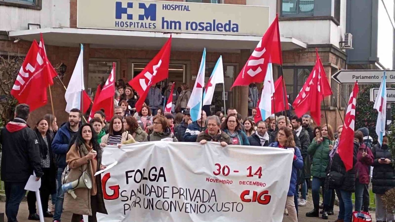 Mobilización fronte ao HM Rosaleda, esta quinta feira en Compostela (Foto: Nós Diario).