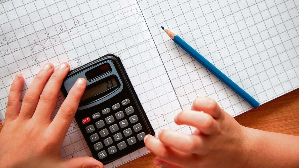 A calculadora fixo que o profesorado tivese que cambiar os deberes e os exames para centrarse máis na resolución de problemas. (Foto: Nós Diario)