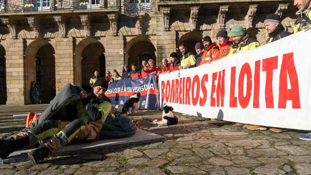 Protesta dos bombeiros comarcais na compostelá praza do Obradoiro (Foto: Arxina).