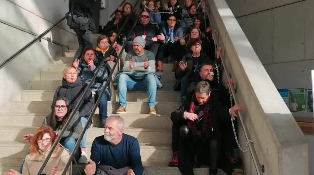 Protesta das traballadoras da limpeza en lugo esta sexta feira (foto: N&oacute;s Diario).