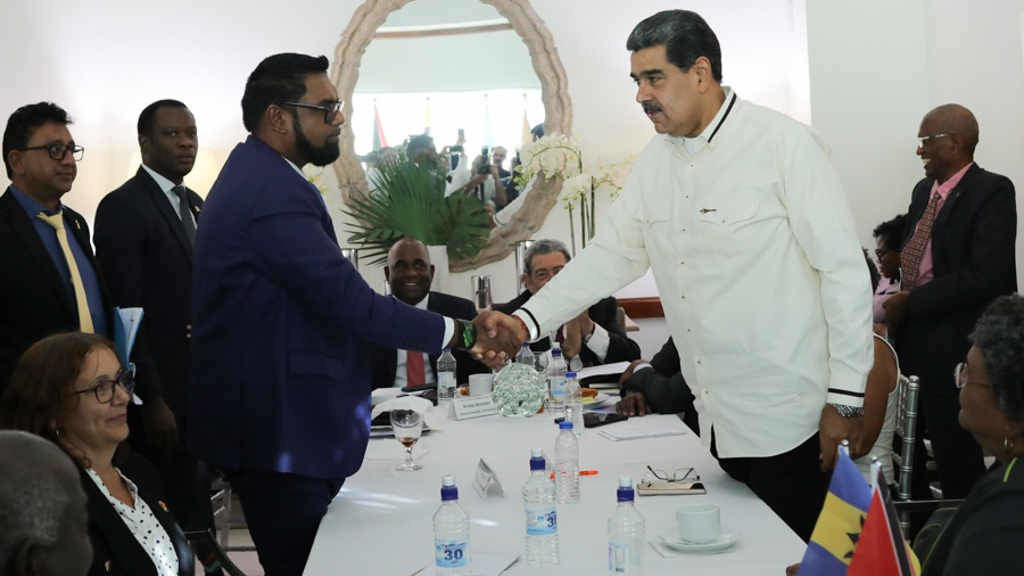 Irfaan Ali (Güiana) dá a man a Nicolás Maduro (Venezuela) no cumio. (Foto: Presidencia de Venezuela)