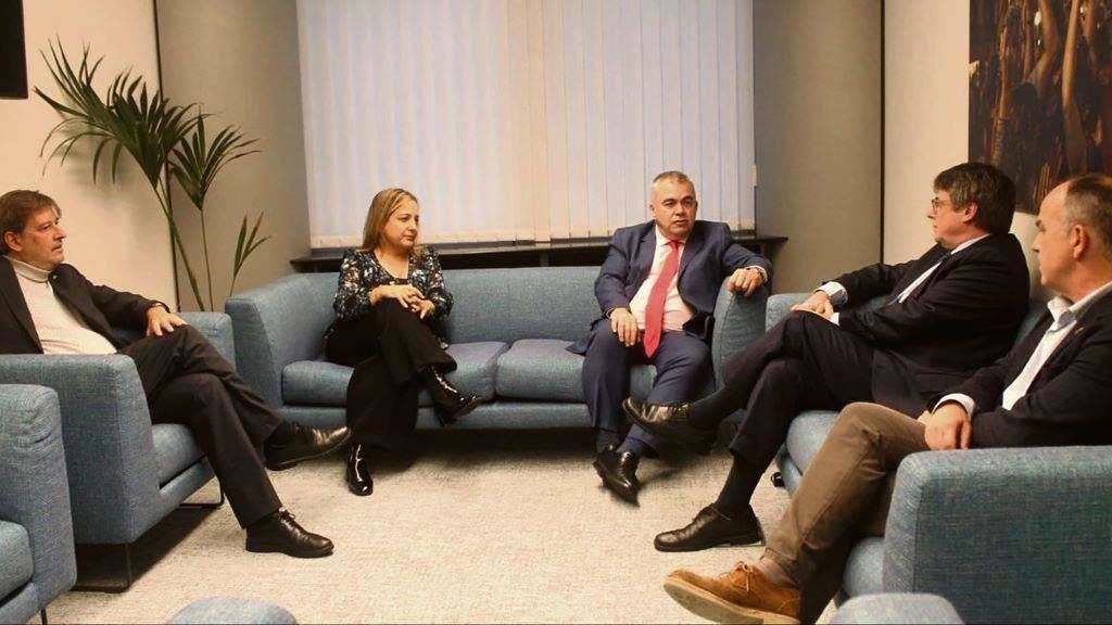 Reunión entre Santos Cerdán, terceiro pola esquerda, e Carles Puigdemont, segundo pola dereita, o 30 de outubro en Bruxelas. (Foto: Europa Press)