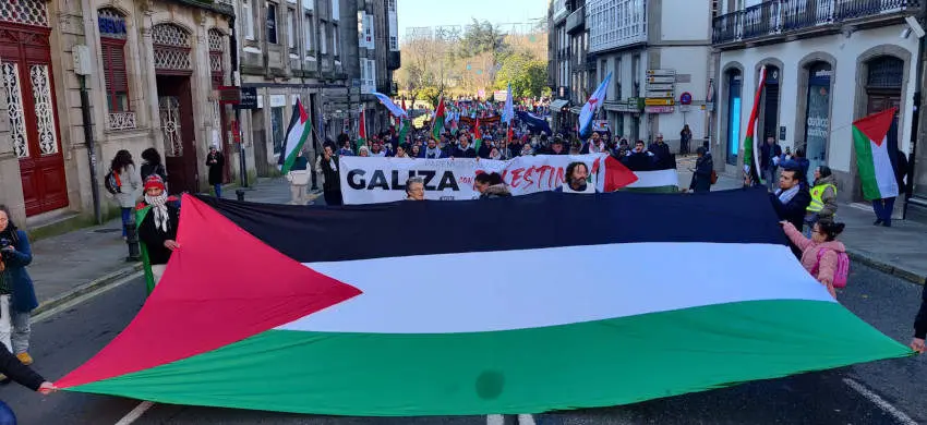 Cabeza da manifestaci&oacute;n en solidariedade con Palestina polas r&uacute;as de Compostela. (Foto: Nacho Pav&oacute;n).