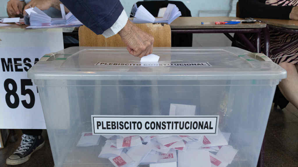 Unha urna para o referendo deste domino en Chile (Foto: Europa Press / Contacto / Joshua Arguello).