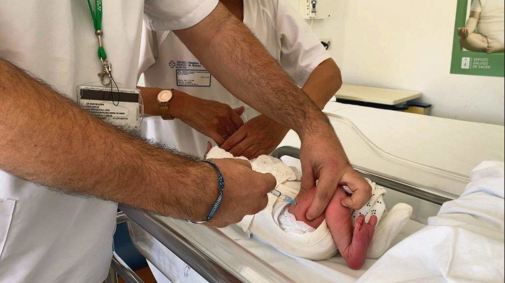 Mateo, un bebé nado no CHUO, recibiu o pasado mes de setembro a vacina contra o virus respiratorio sincitial. (Foto: Xunta da Galiza)