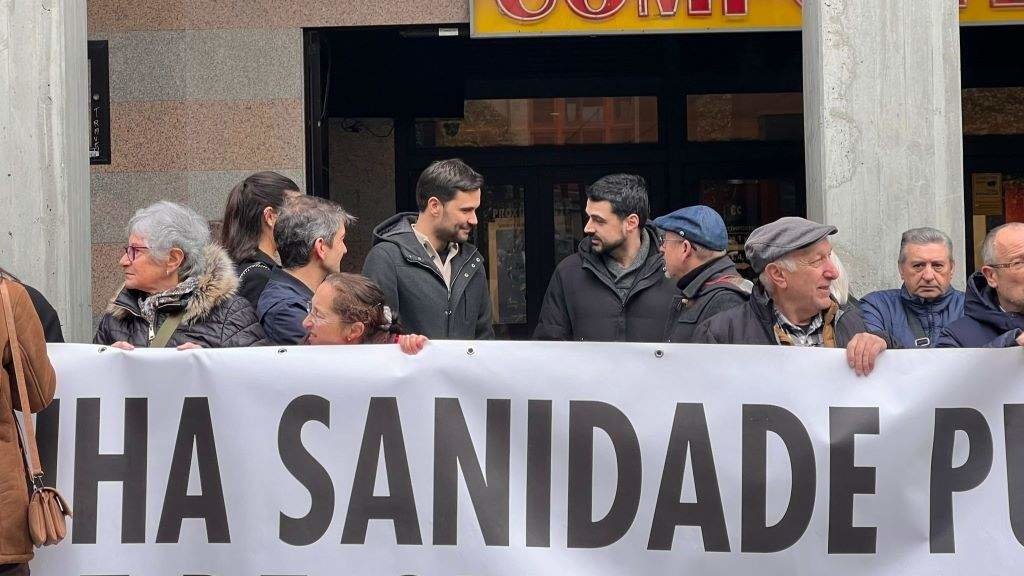 Os representantes na Galiza de Sumar, Paulo Carlos López, e Podemos, Borja San Ramón, coincidiron hoxe nunha protesta en defensa da sanidade pública fronte ao Parlamento galego, en Santiago. (Foto: Europa Press)