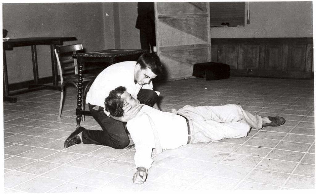Alfredo Ferreiro e Arias Curto en 'O cabalo do cabaleiro' de Carlos Muñiz, polo Grupo Teatral O Facho, dirixida por Manuel Lourenzo en 1965.
