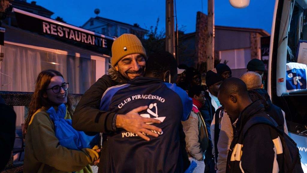 Migrantes procedentes de Canarias deixan o hotel Baixamar para partir ao campamento de Accem, esta terza feira. (Foto: Elena Fernández / Europa Press)