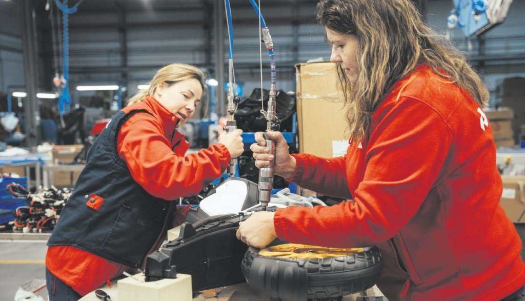 Dúas traballadoras nunha fábrica de xoguetes. (Foto: )