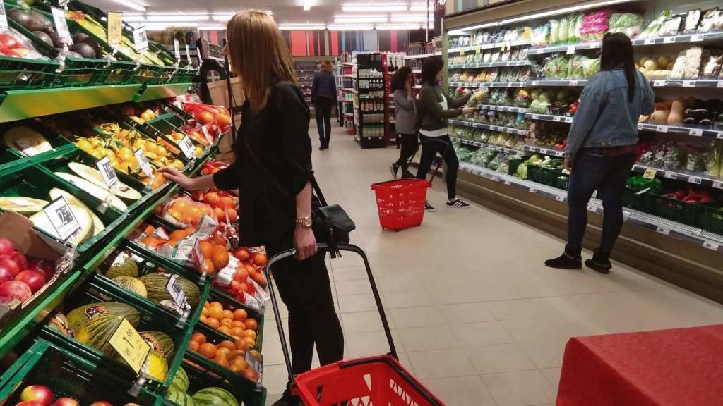 Varias mulleres realizando a compra nun supermercado. (Foto: Europa Press)