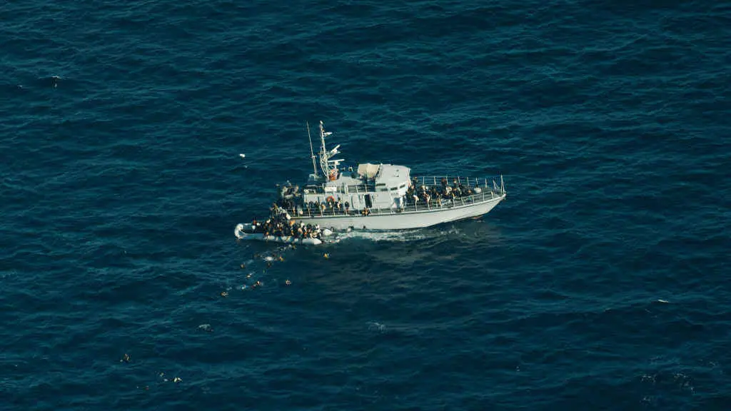 Garda Costeira de Libia cunha embarcaci&oacute;n inch&aacute;bel ateigada de migrantes no mar Mediterr&aacute;neo. (Foto: Sea-Watch International)