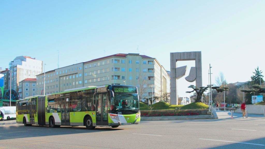 Un autobus urbano de Vigo na praza de América. (Foto: Vitrasa)