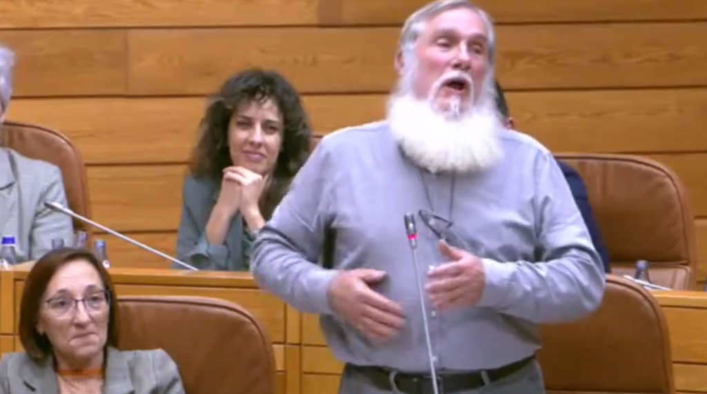 Xosé Luís Rivas 'Mini' interpreta unha panxoliña no Parlamento (Foto: Parlamento galego).