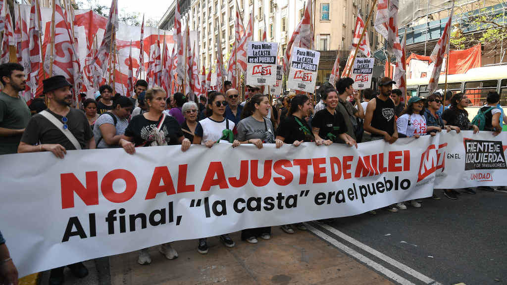 Mobilización o 20 de decembro en Bos Aires contra as primeiras decisións do ultradereitista Javier Milei á fronte da Arxentina. (Foto: Alfredo Luna / Télam / DPA)