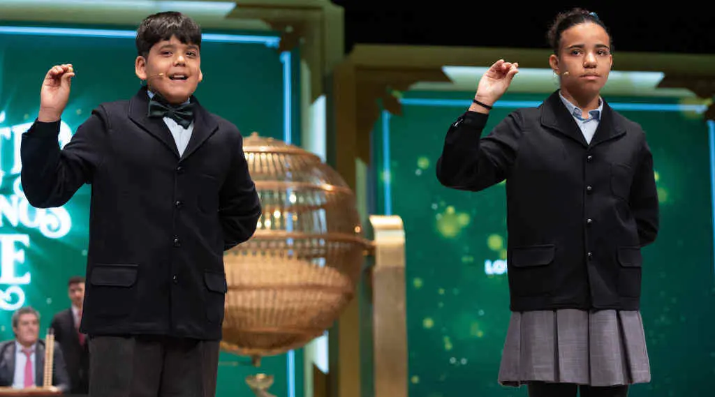 Francisco Moreno e Natalia Rodr&iacute;guez Liriano cantan un dos quintos premios que 'caeu' na Galiza (Foto: Eduardo Parra / Europa Press).
