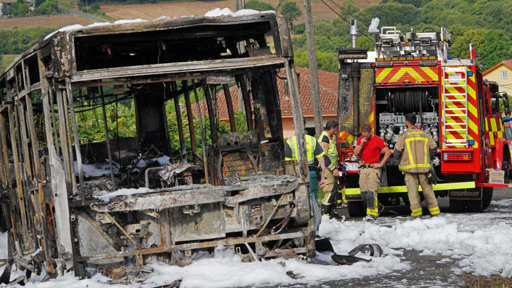 O autobús calcinado que atropelou o bombeiro quitándolle a vida (Foto: Álvaro Ballesteros / Europa Press).